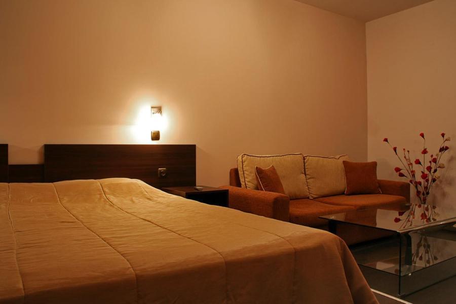 ساندانسكي Hotel Finix الغرفة الصورة