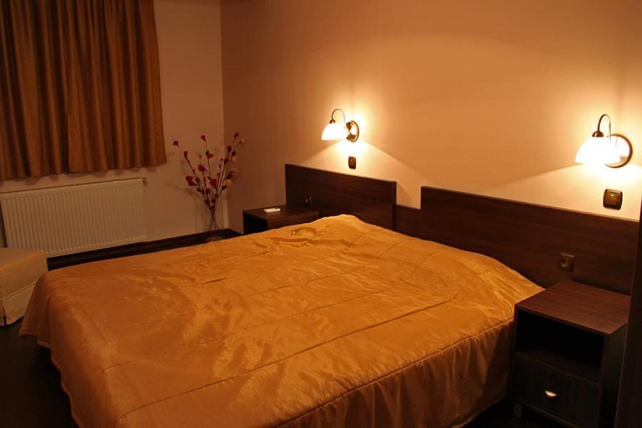 ساندانسكي Hotel Finix الغرفة الصورة