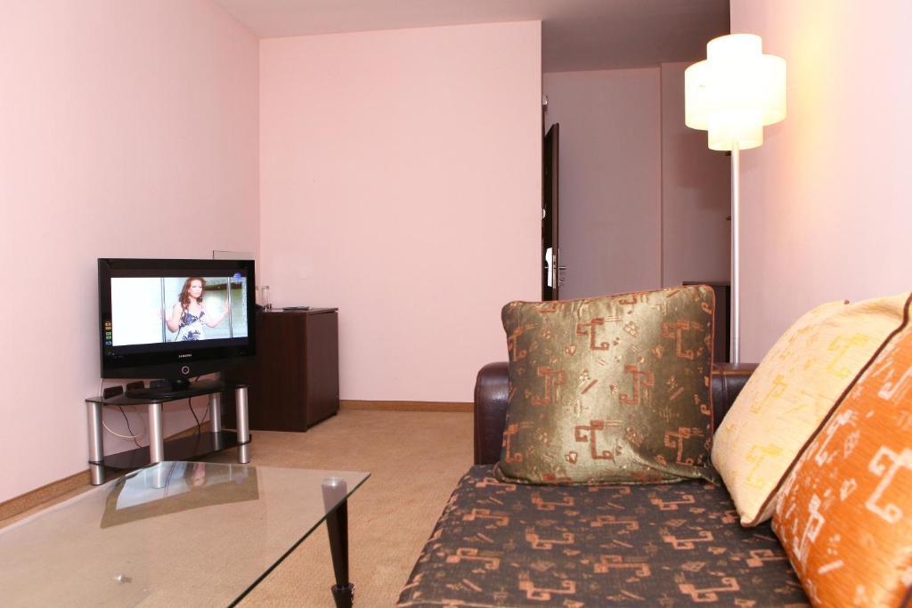 ساندانسكي Hotel Finix الغرفة الصورة